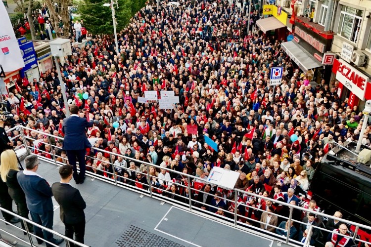 İMAMOĞLU VE MUTLU, BAYRAMPAŞA'DA COŞKULU KALABALIKLA BULUŞTU