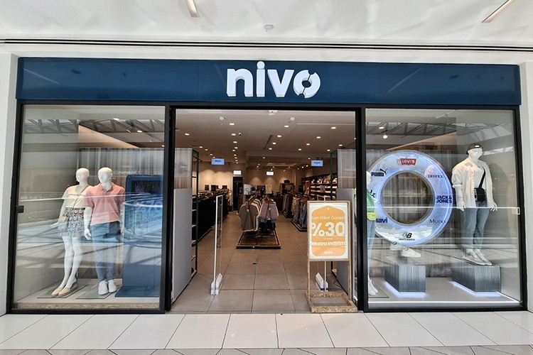 İlham veren dönüşümünü akasya avm'deki mağazasında paylaştı