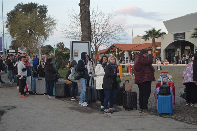 Midilli Adası'na geçişlerde yoğunluk yaşanıyor
