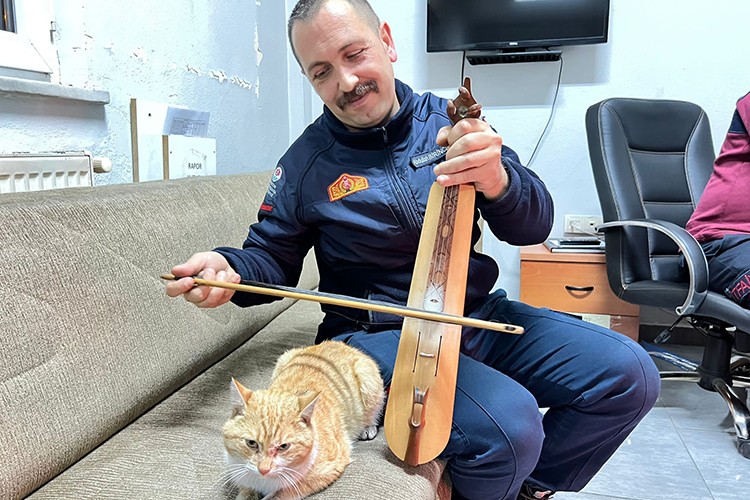 Kurtardığı kedinin yavrusunu sahiplendi