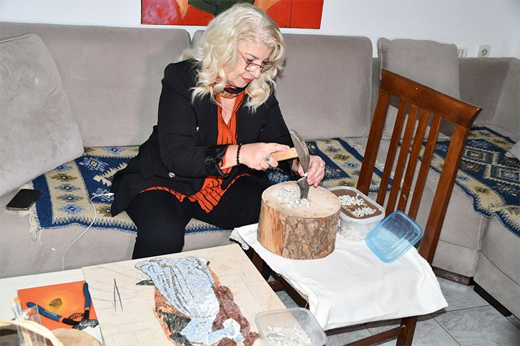Arnavutluk sahillerinden topladığı taşları sanat eserine dönüştürüyor