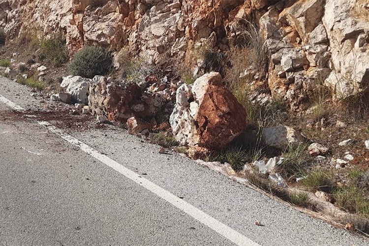 Kaş'ta yağış sonrası kara yoluna düşen kaya parçaları kaldırıldı