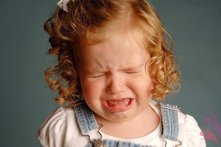 Çocuğu kreşe ağlarken bırakmak doğru değil