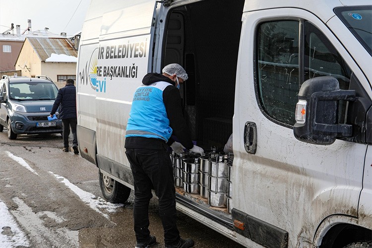 Van'daki aşevinde 10 bin kişiye iftarlık ulaştırıldı