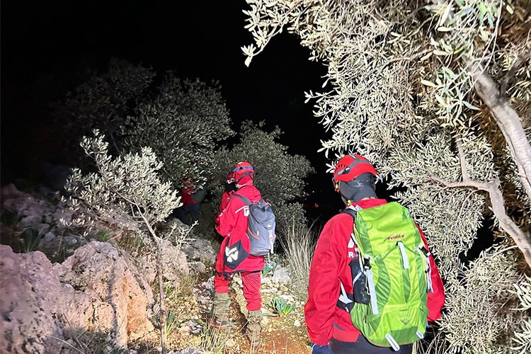 Antalya'da dağlık alanda mahsur kalan 3 kişi kurtarıldı