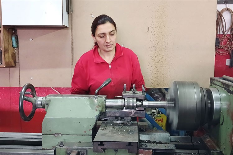 Eşiyle 8 yıldır tarım makineleri imalatı ve tamiri yapıyor