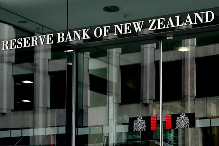Yeni Zellanda faiz artırımını erteledi