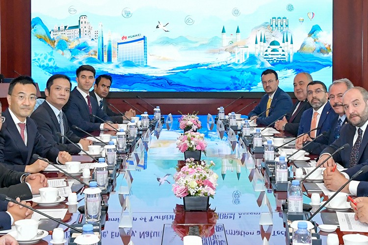 TBMM Heyeti Çin'de Huawei kampüslerini ziyaret etti