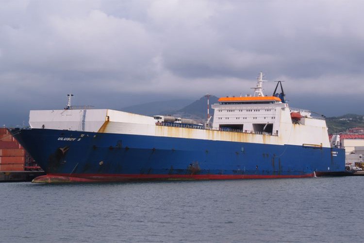 Denizciler depremzedelere yardıma koştu