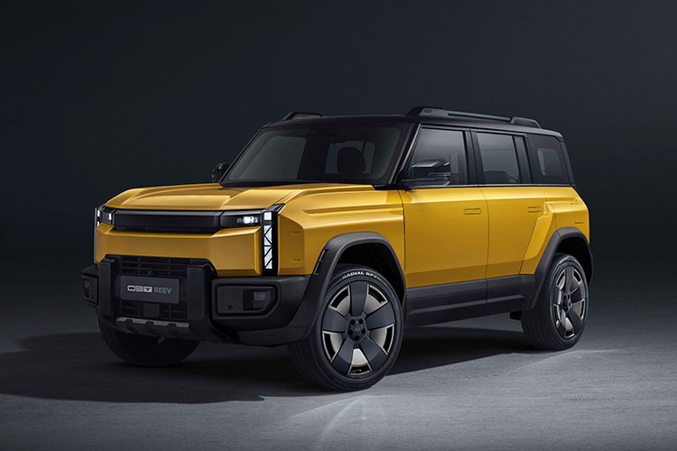 İki küresel SUV modelini birden tanıttı