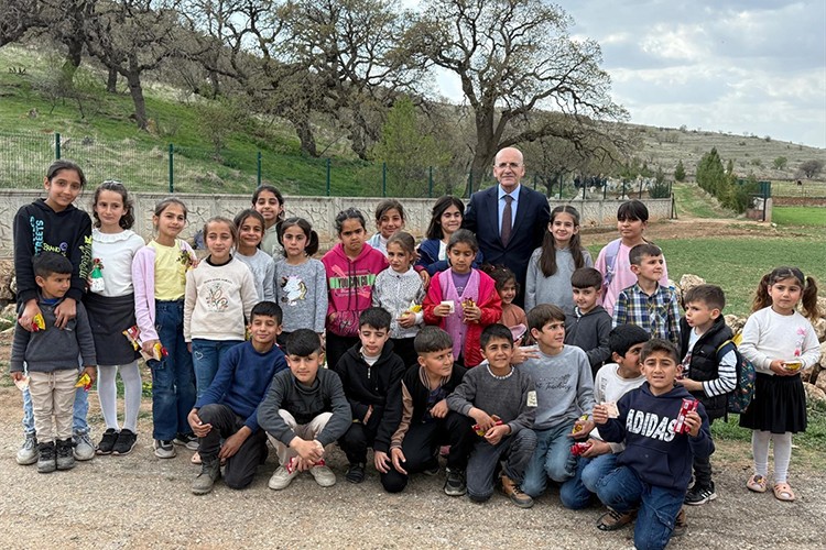 Bakan Şimşek, memleketi Batman'da çocuklarla bir araya geldi