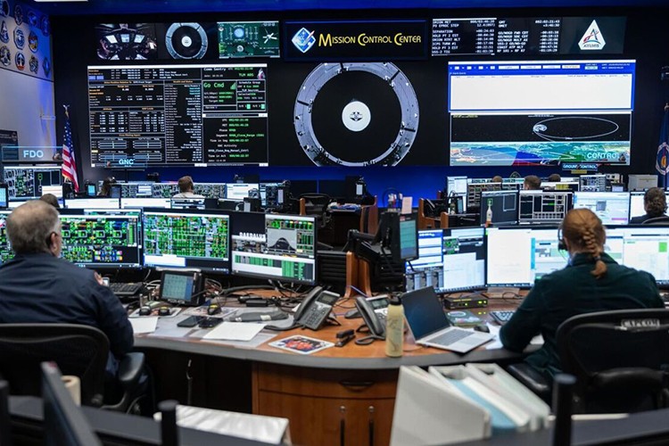 NASA, Ay'dan tarihin en uzak mesafeli canlı yayınını yaptı