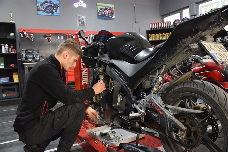 Baba mesleğini sürdürmek için tamirhane açtı