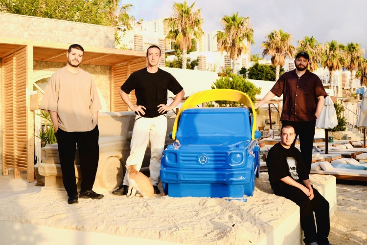 Sucuk & Bratwurst'un 'Sand Carstle' eseri Mercedes-Benz ve Pilevneli Gallery iş birliğiyle MOMO Bodrum'da