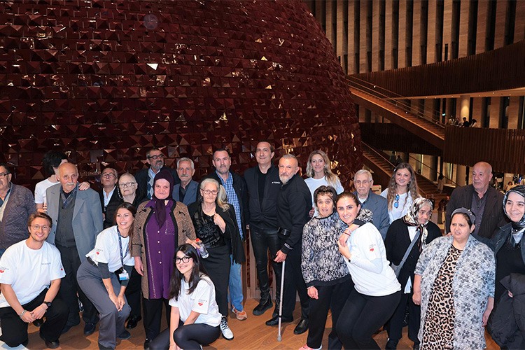 Türk Telekom Darülaceze sakinlerini AKM'de ağırladı