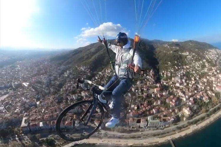 Yamaç paraşütü pilotu, havada bisikletiyle pedal çevirdi