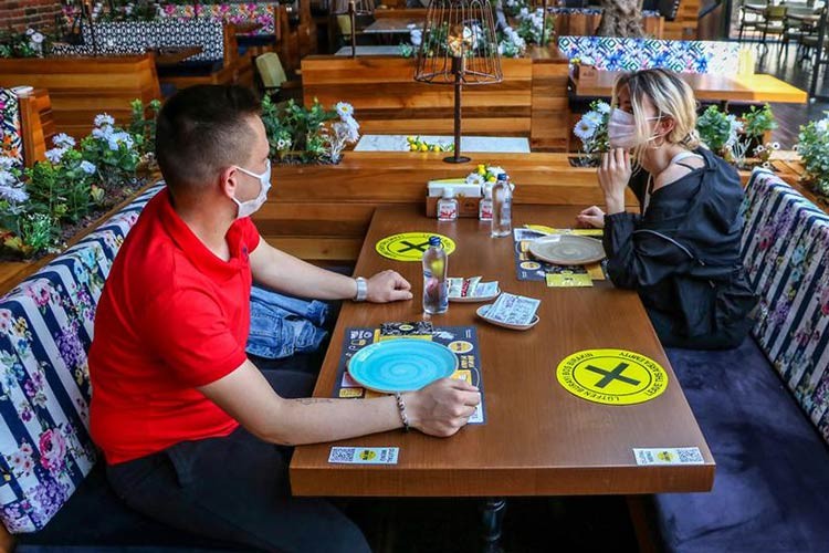 Yasaklar restoran çalışanını vurdu