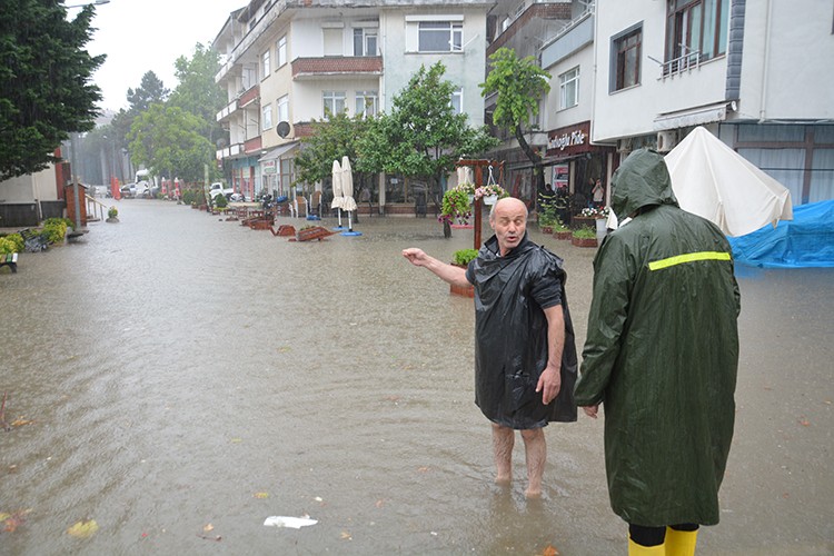 Düzce'de sağanak nedeniyle iş yerlerini su bastı