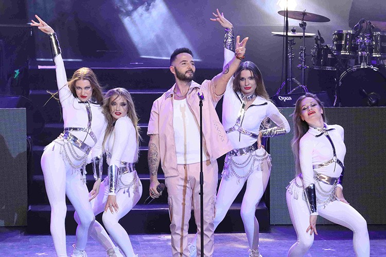 Gökhan Özen ilk Harbiye konserinde muhteşem bir şova imzasını attı