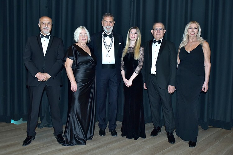 Ünlü sanatçılar ve iş insanları, alzheimer farkındalığı için sahne aldı