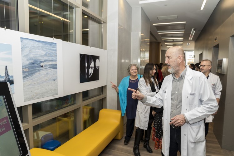 AMERİKAN TIP MERKEZİ ÇALIŞANLARINDAN ÖZEL BİR SERGİ: