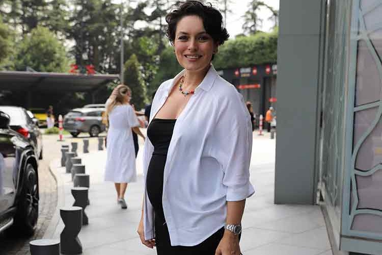 Ezgi Mola tek başına