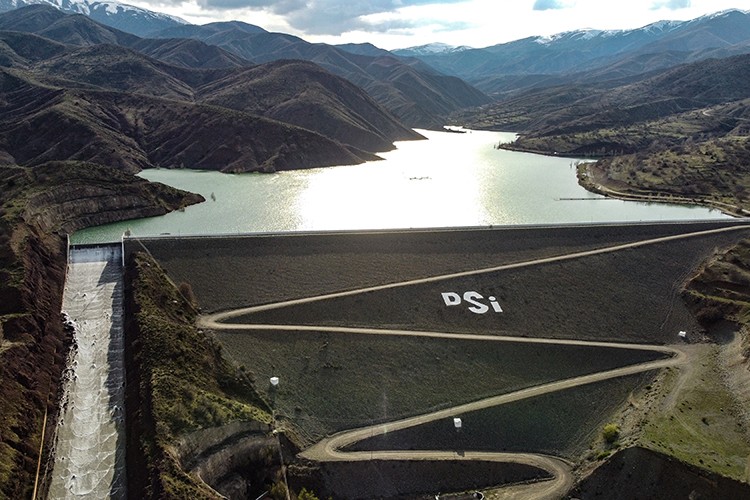 Göyne Barajı ve Karasu Nehri çiftçiye umut oldu