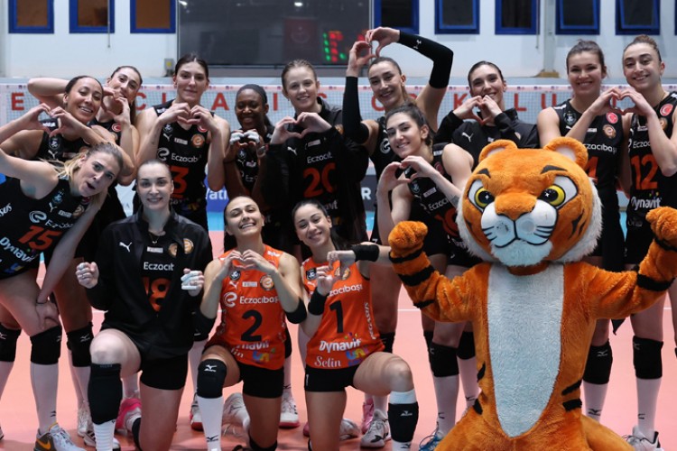 Eczacıbaşı Dynavit, Axa Sigorta Kupa Voley'de yarı finale yükseldi