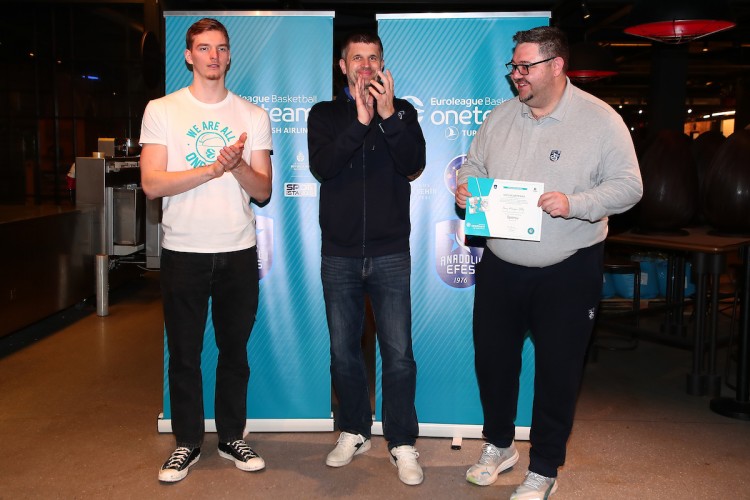 Anadolu Efes'in One Team projesinin katılımcıları, Kahve Dünyası'nın Çikolata Atölyesi'nde buluştu