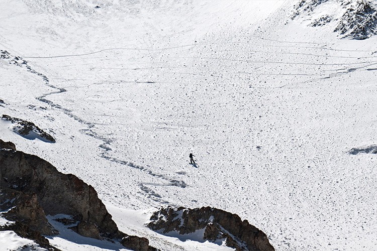 Artos Dağı'nda çığ altında kalan kayakçı kendi imkanlarıyla kurtuldu