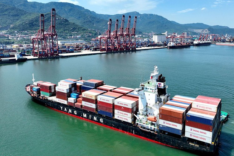 Çin'in ihracatı artarken ithalatı dalgalı seyrediyor