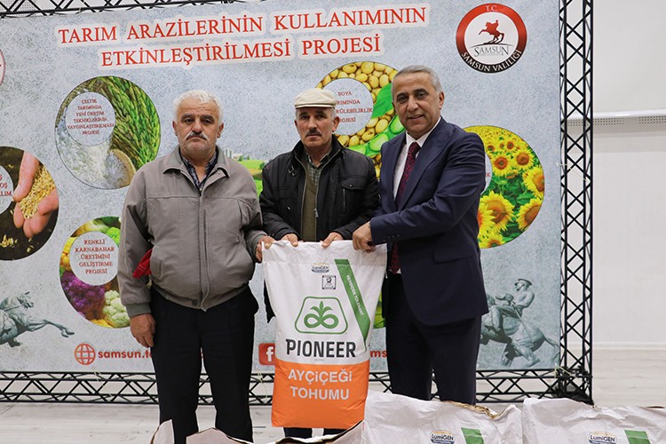 Samsun'da çiftçilere ayçiçeği tohumu dağıtıldı