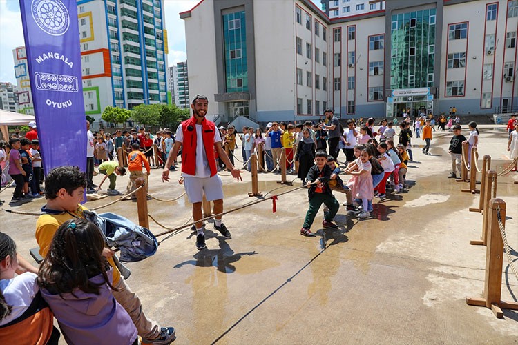 Geleneksel Oyunlar Tırı ile eğlenen çocukların yetenekleri keşfediliyor
