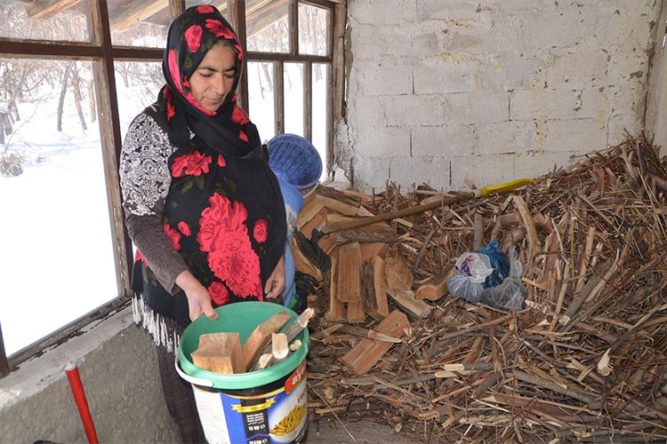 Hakkari'de 50 yaşındaki kadın mezrada tek başına yaşıyor
