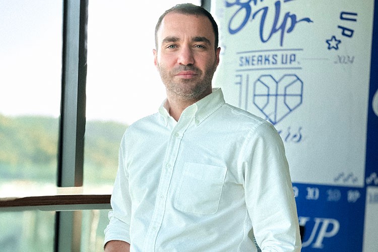 Sneaks Up'ta üst düzey atama