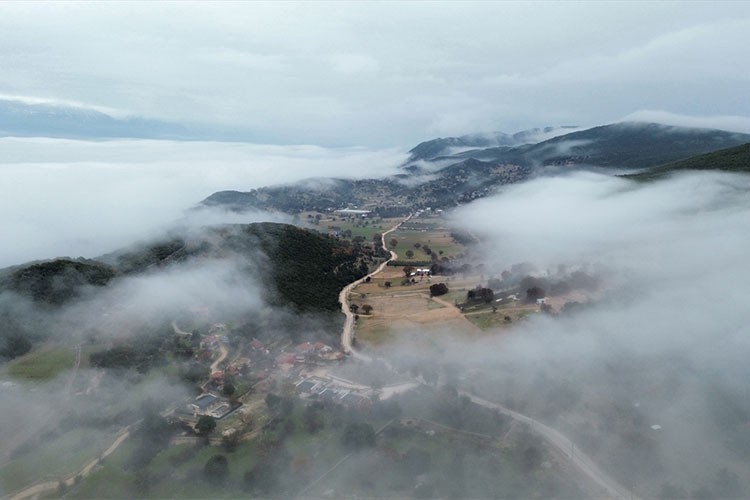 Kaş'ın "Kör duman" kaplı ovası örtü altı üretime uygun iklim sağlıyor