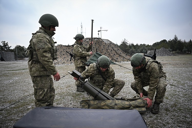 Uzman erbaşlar kritik görev yapıyor