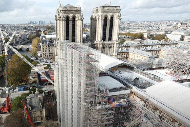 Notre-Dame Katedrali'nin Renovasyonu için Çalışıyor