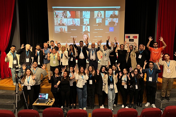 İşaret dili ve çalışmaları alanında uzman isimlerle masaya yatırıldı