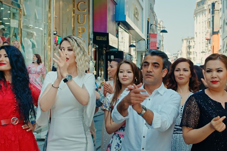 Klip gelirini çocuklara bağışlayacak