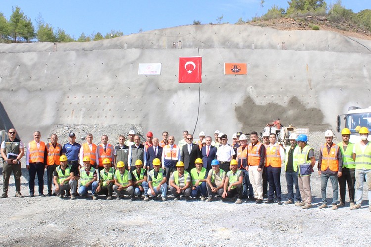 Mersin Valisi Pehlivan Akdeniz Sahil Yolu'nu inceledi
