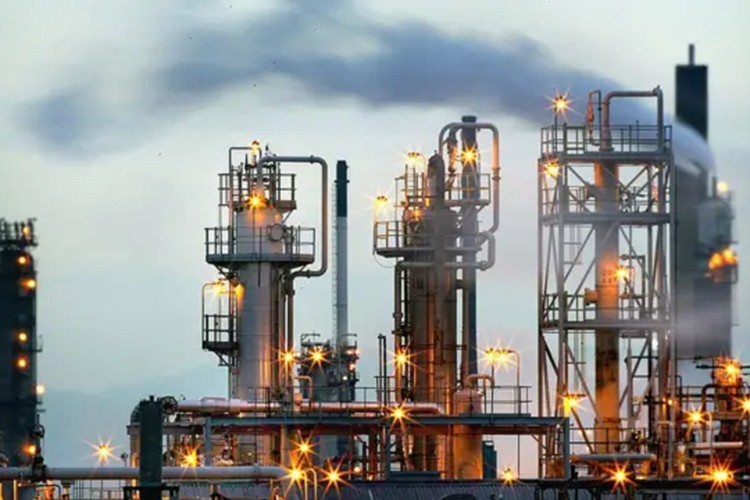 Petrol fiyatları, yüzde 4'ten fazla geriledi