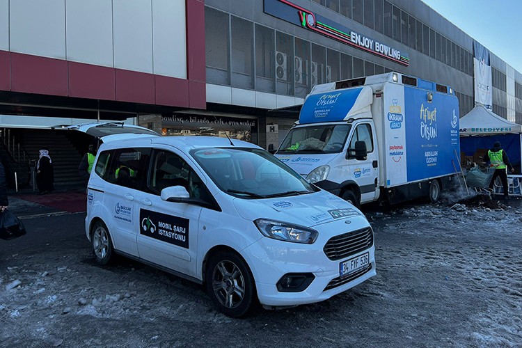 Bağcılar Belediyesi, deprem bölgesine mobil şarj istasyonu kurdu