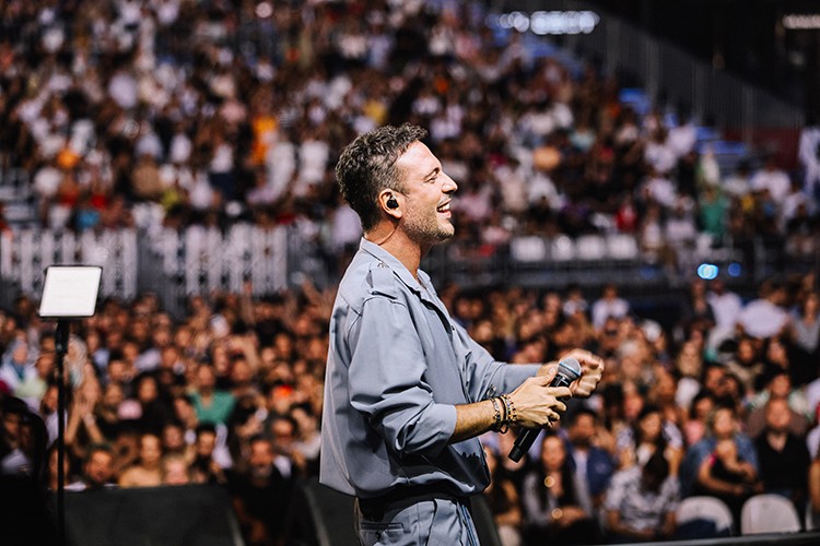 Yeni klibini Vadi sahnesine taşıdı