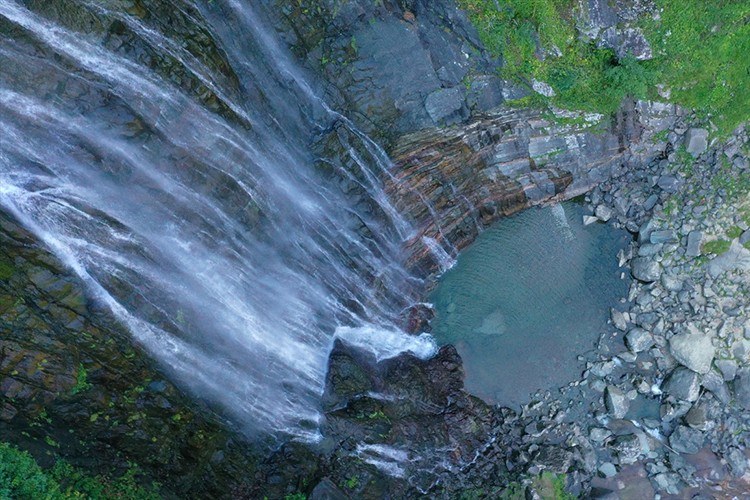 Mençuna Şelalesi ziyaretçilerini ağırlıyor