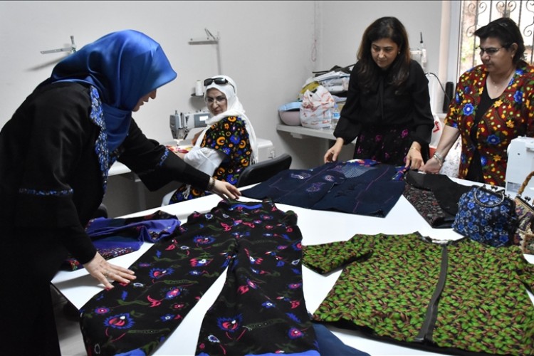 Bursa'da geleneksel kumaştan giysi üreten kadınlar yurt dışına açılmayı hedefliyor