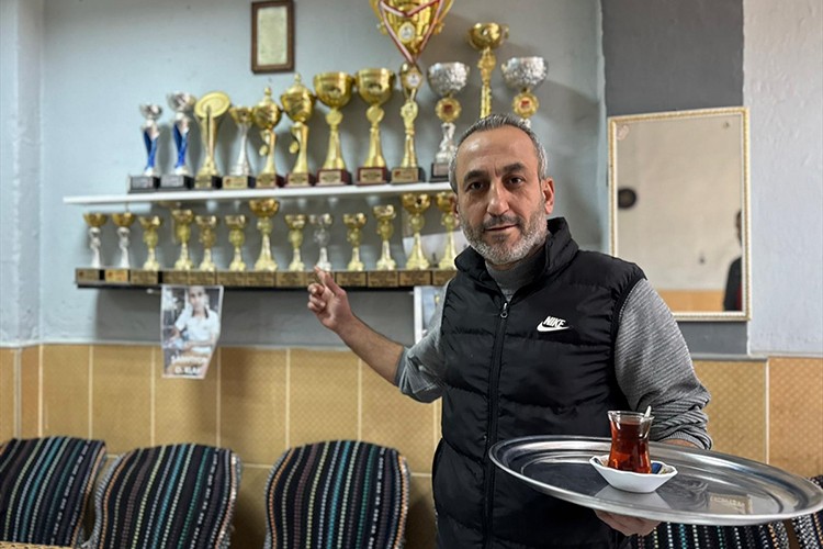 "Kuşçu çaycı"nın posta güvercinleri 5 yılda 25 kupa kazandırdı