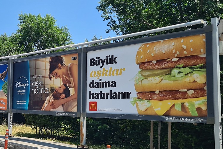 Türkiye'den Billboardlarda Yüz Gülümseten Aşk Hikayesi