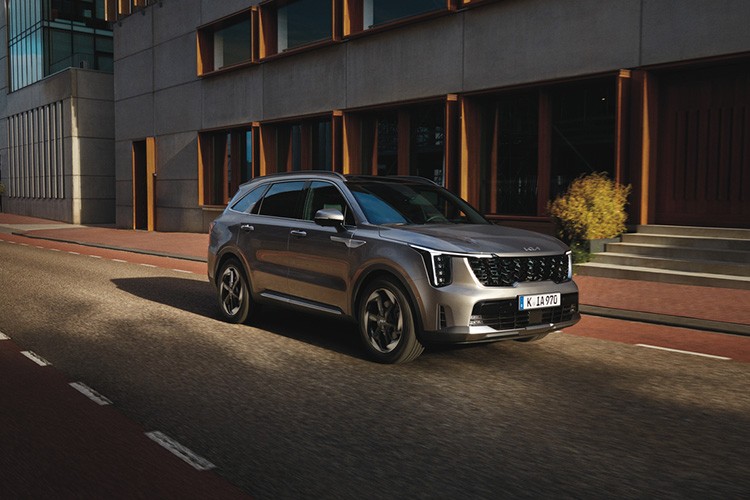 Efsane Kia Sorento yenilenen yüzüyle Türkiye'de