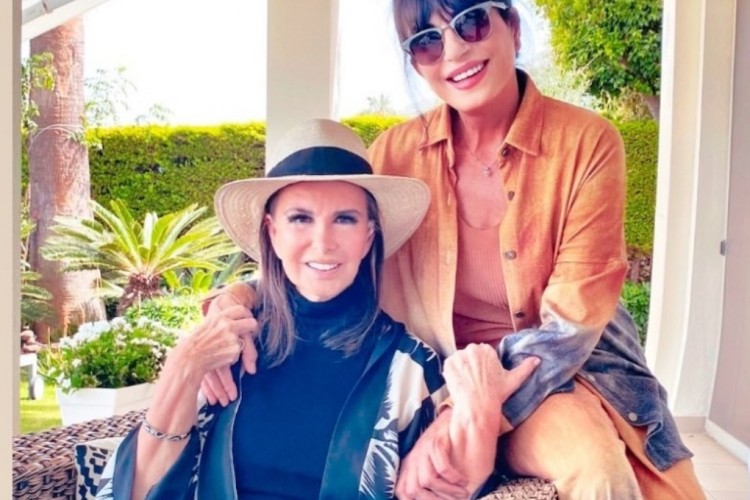 Ayşegül Aldinç eski dostu Filiz Akın'ı evinde ziyaret etti